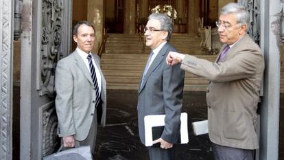 El rector de la Universidad Autónoma de Madrid y otros miembros de la Conferencia de Rectores de Universidades Españolas, a su entrada hoy en el Ministerio.