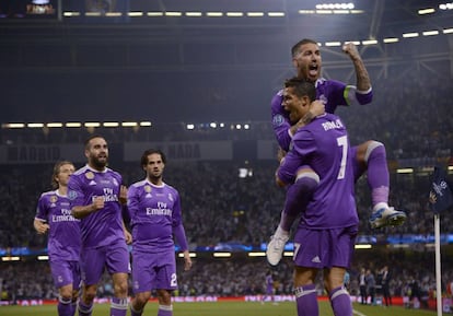 Sergio Ramos celebra con Ronaldo el gol del Real Madrid.
