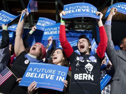 Partidarios de Bernie Sanders, en la fiesta de fin de campa&ntilde;a del martes.