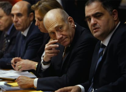 El primer ministro israelí, Ehud Olmert, asiste a una reunión de su gabinete.