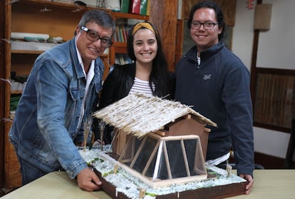 El equipo del Grupo de Apoyo al Sector Rural de la PUCP con una maqueta de casas bioclimatizadas adaptadas del proyecto Mi Abrigo.