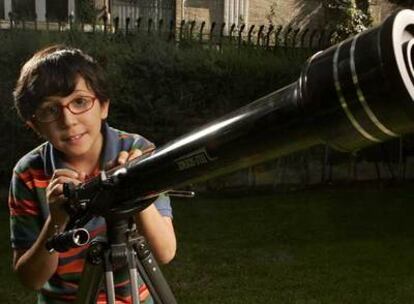 Rodrigo Noya, fotografiado el miércoles en Madrid junto a su telescopio.
