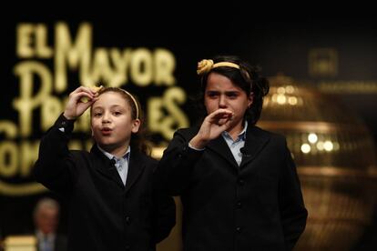 Carla García, la niña de 11 años que ha cantado El Gordo del Sorteo Extraordinario de Lotería de Navidad junto a Aya Ben Hamdouch, ha deseado que el premio "le haya tocado a las personas que le van a embargar la casa para que tengan dinero para pagarlo".   Carla, procedente del humilde barrio madrileño de San Cristóbal de los Ángeles, situado al sur de la capital, ha atendido a los medios junto a sus compañeros del colegio de San Ildefonso tras cantar, a las 12.35 horas de este sábado y con dificultad por la emoción, que el número 3.347 había sido agraciado con 400.000 euros al décimo.