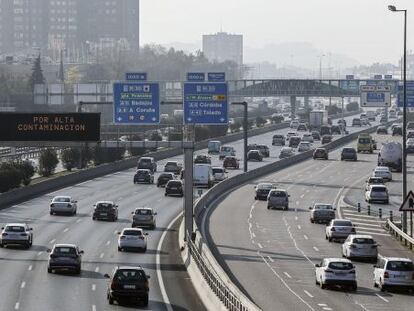 Tráfico en la M-30 de Madrid en día de Nochebuena.