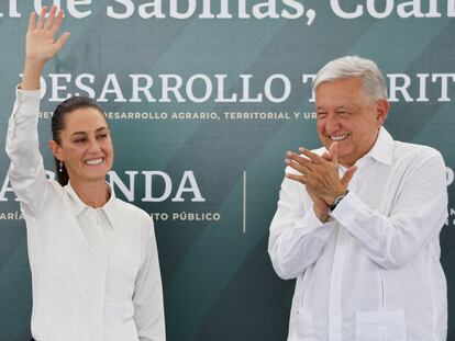 Claudia Sheinbaum y López Obrador participan en un acto con familiares de mineros de Pasta de Conchos, en Nueva Rosita (Coahuila), el 14 de junio.