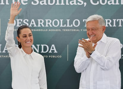 Claudia Sheinbaum y López Obrador participan en un acto con familiares de mineros de Pasta de Conchos, en Nueva Rosita (Coahuila), el 14 de junio.