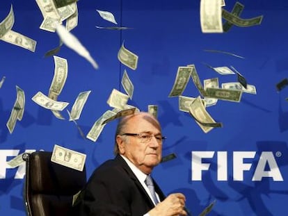 Blatter rodeado de billetes. 