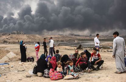 Familias iraquíes que han sido desplazadas por la actual operación de las fuerzas iraquíes contra el Estado Islámico para recuperar la ciudad de Mosul, en un área cerca de Qayyarah.