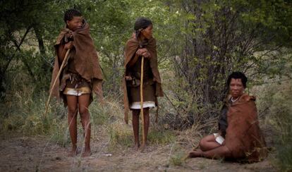 Xobana, Tata y Gakebagape, vestidas con ropas hechas de piel de animal.