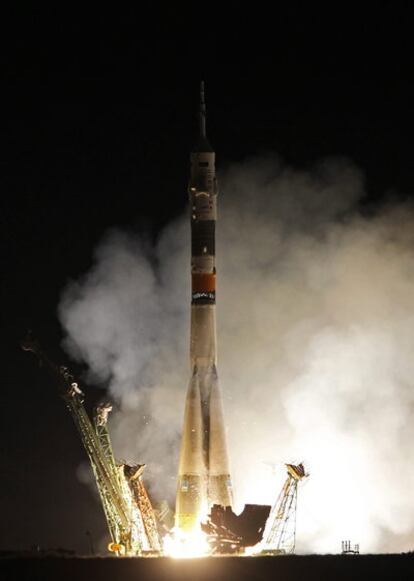 Imagen de la nave rusa Soyuz TMA-02M el día de su despegue, el pasado 8 de junio, desde el cosmódromo de Baikonur (Kazajistán)