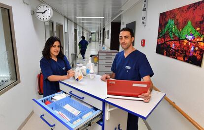 Estefanía Dávila y David Redondo, enfermeros españoles en el Gran Hospital de Múnich.