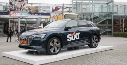 Coche de Sixt expuesto en Seúl (Corea del Sur).