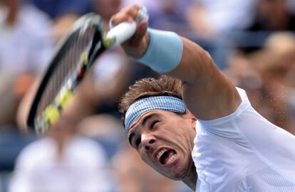 Nadal, al servicio en el partido ante Dodig.servicio
