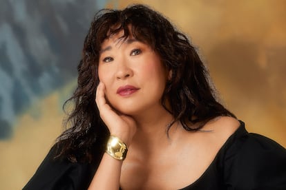 Sandra Oh lleva cuerpo de CAROLINA HERRERA y brazalete de TIFFANY & CO.