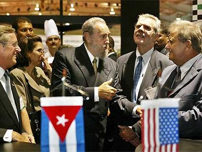 El presidente de Cuba, Fidel Castro, con una delegación de hombres de negocios de Estados Unidos.