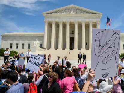 Activistas a favor del aborto se manifiestan fuera del Tribunal Supremo, Washington.