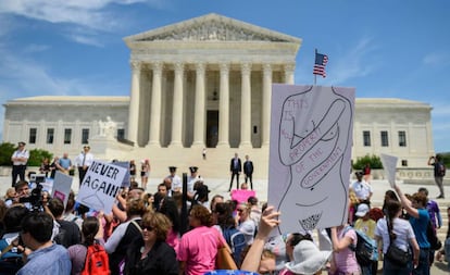 Activistas a favor del aborto se manifiestan fuera del Tribunal Supremo, Washington.