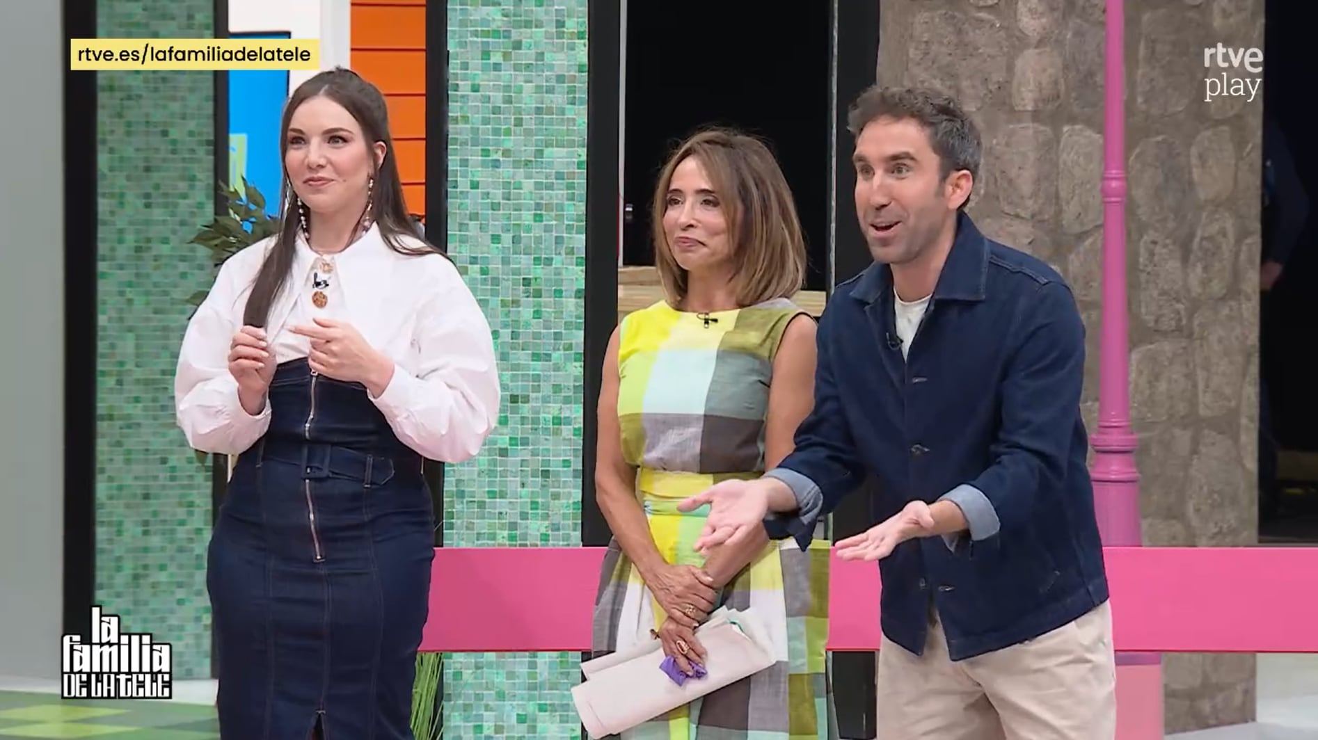 Inés Hernand, María Patiño y Aitor Albizua, en el primer programa de 'La familia de la tele'.
