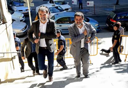 Los presidentes de Òmnium y ANC, Jordi Cuixart y Jordi Sànchez, tras declarar en la Audiencia Nacinal.