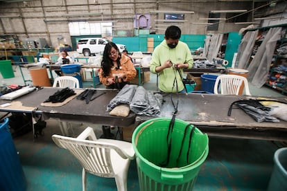 Personas trabajan en una fábrica que produce cierres con materiales reciclados, en Ecatepec (Estado de México), el 6 de marzo.