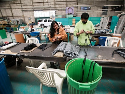 Personas trabajan en una fábrica que produce cierres con materiales reciclados, en Ecatepec (Estado de México), el 6 de marzo.