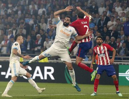 Duelo entre Adil Rami y Diego Godin.