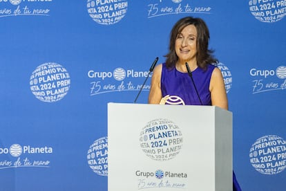 La ganadora del Premio Planeta 2024, Paloma Sánchez-Garnica, agradeciendo el galardón.