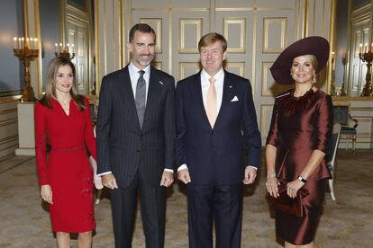 Doña Letizia y Don Felipe, en su primera visita oficial como Reyes en octubre de 2014. Los monarcas almorzaron con los soberanos holandeses y se reunieron con el primer ministro.