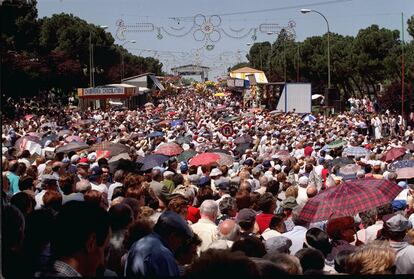 Una multitud en la pradera de San Isidro en la fiesta del 15 de mayo de 2000.