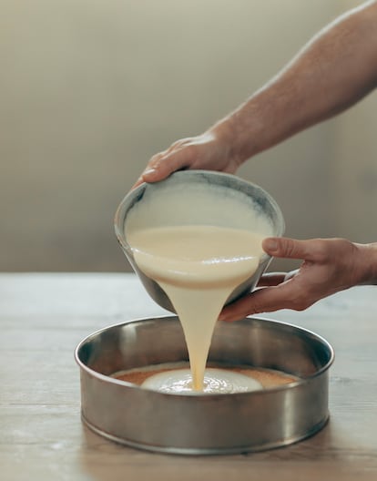 La crema se vierte sobre la base y se hornea 11 minutos a 195 grados en calor seco. Luego se deja reposar a temperatura ambiente. 