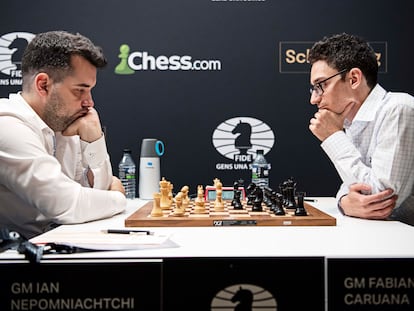 Niepómniashi y Caruana en el inicio de su partida de la 2ª ronda este sábado
