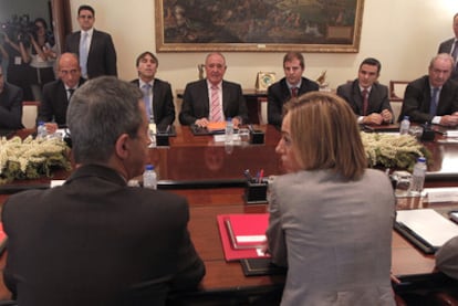 Carme Chacón, durante la reunión con armadores de atuneros que faenan en el Índico.