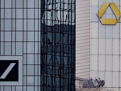 Las sedes centrales de Deutsche Bank (izquierda) y Commerzbank (derecha), en Fráncfort, Alemania. 