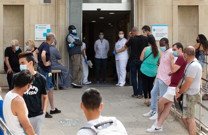 Varios pacientes esperan a ser atendidos este lunes en el CAP de Prat de la Riba de Lleida.