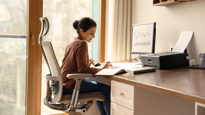 Mejora tu postura con una silla ergonómica. GETTY IMAGES.