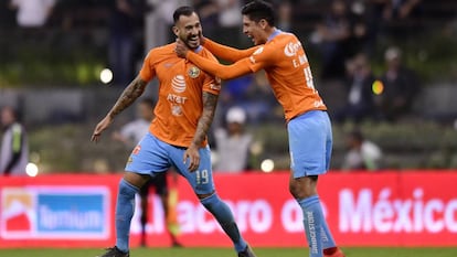 Aguilera y Álvarez, celebran un gol con América.