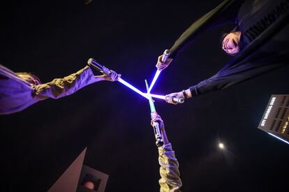 Seguidores de la saga galáctica de Star Wars se han reunido en Pershing Square, en la ciudad de Los Ángeles, para celebrar el estreno de 'El despertar de la Fuerza'.