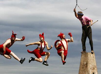 Actores del Circus Oz, participantes en la edición de este año del Fringe, que comenzó ayer en Edimburgo.