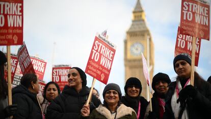 Trabajadores del servicio postal del Reino Unido, durante una manifestación, el pasado viernes, frente al Parlamento en Londres.