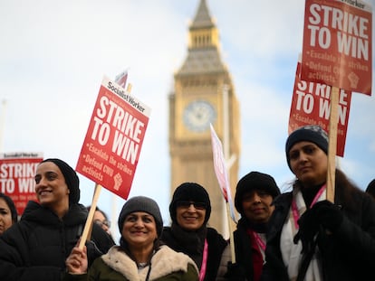 Trabajadores del servicio postal del Reino Unido, durante una manifestación, el pasado viernes, frente al Parlamento en Londres.