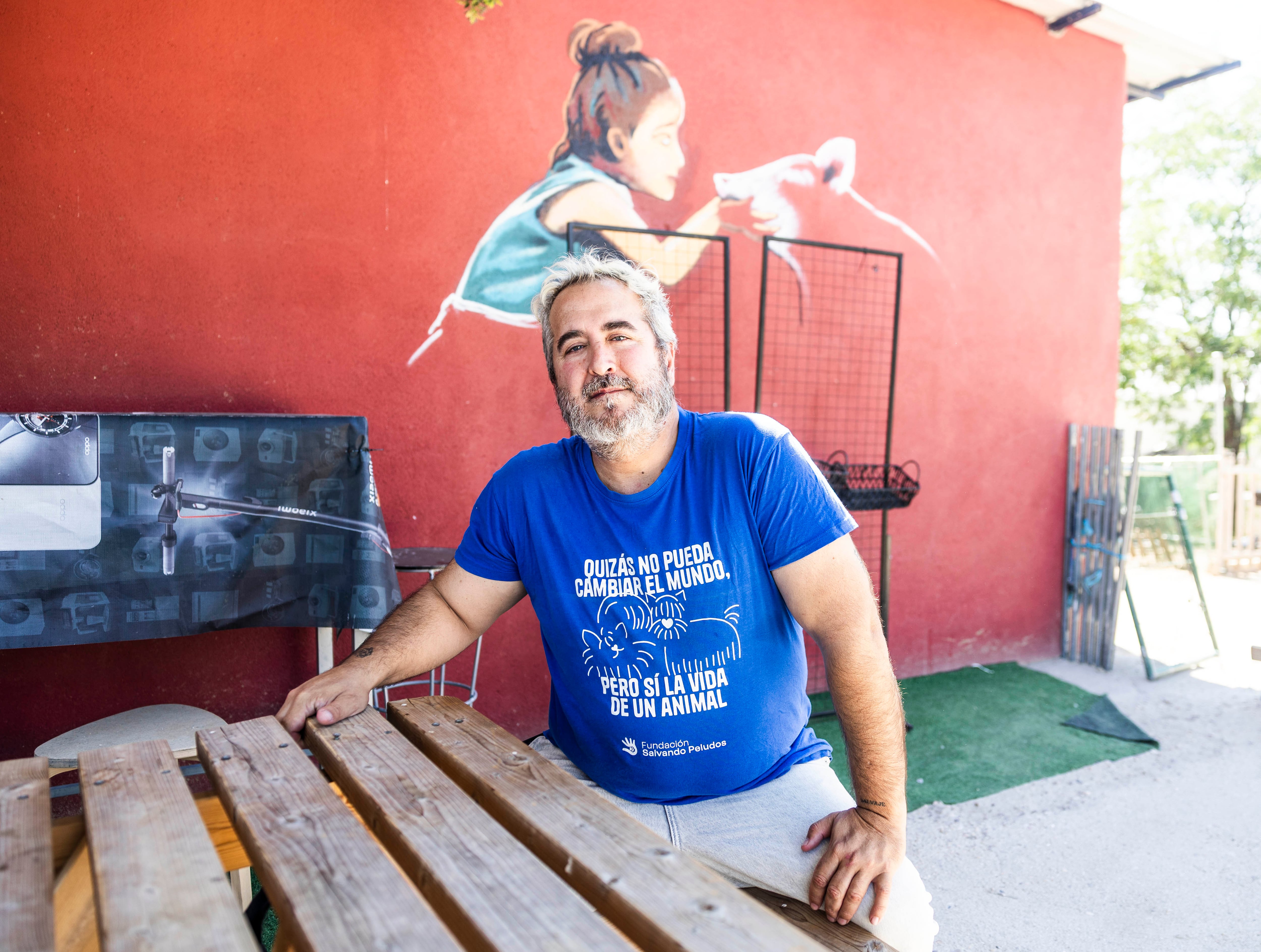 Fernando Sánchez este lunes en el santuario de animales Salvando Peludos, ubicado en Villamanta (Madrid).
