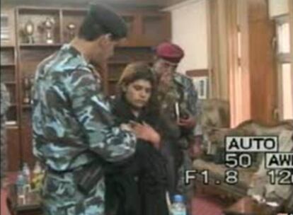 Captura de un vídeo en el que puede ver a la niña rodeada de policías en su casa.