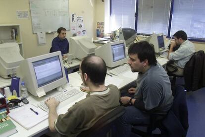 Varios jóvenes trabajando en una empresa en Bilbao.
