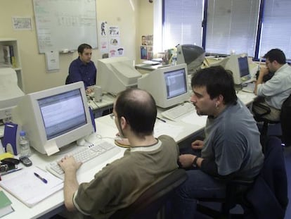 Varios jóvenes trabajando en una empresa en Bilbao.