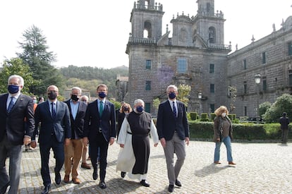 El presidente de la Xunta, Alberto Núñez Feijóo, y otras autoridades en la inauguración del nuevo albergue del monasterio de Oseira, en Ourense.