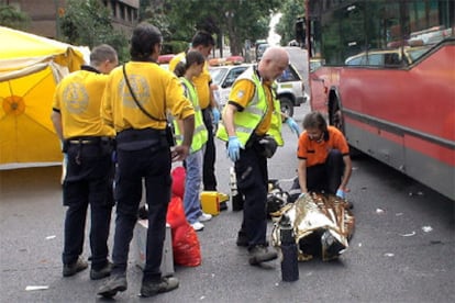 Varios efectivos del SAMUR retiran el cadáver del motorista que ha fallecido en un accidente de tráfico en la calle Arturo Soria de Madrid.