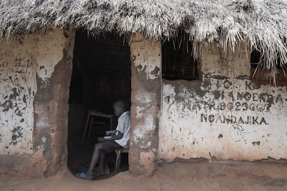 Ngandanjika tiene cerca de 1.370.000 habitantes y cuenta con 366 escuelas de primaria y 169 de secundaria. En la República Democrática del Congo, el 75% de las escuelas se encuentran en mal estado. No tienen agua, ni alcantarillado, ni infraestructuras materiales suficientes. En la imagen se aprecia la precaria edificación de la Escuela 4 du Janvier, en Ngandanjika.