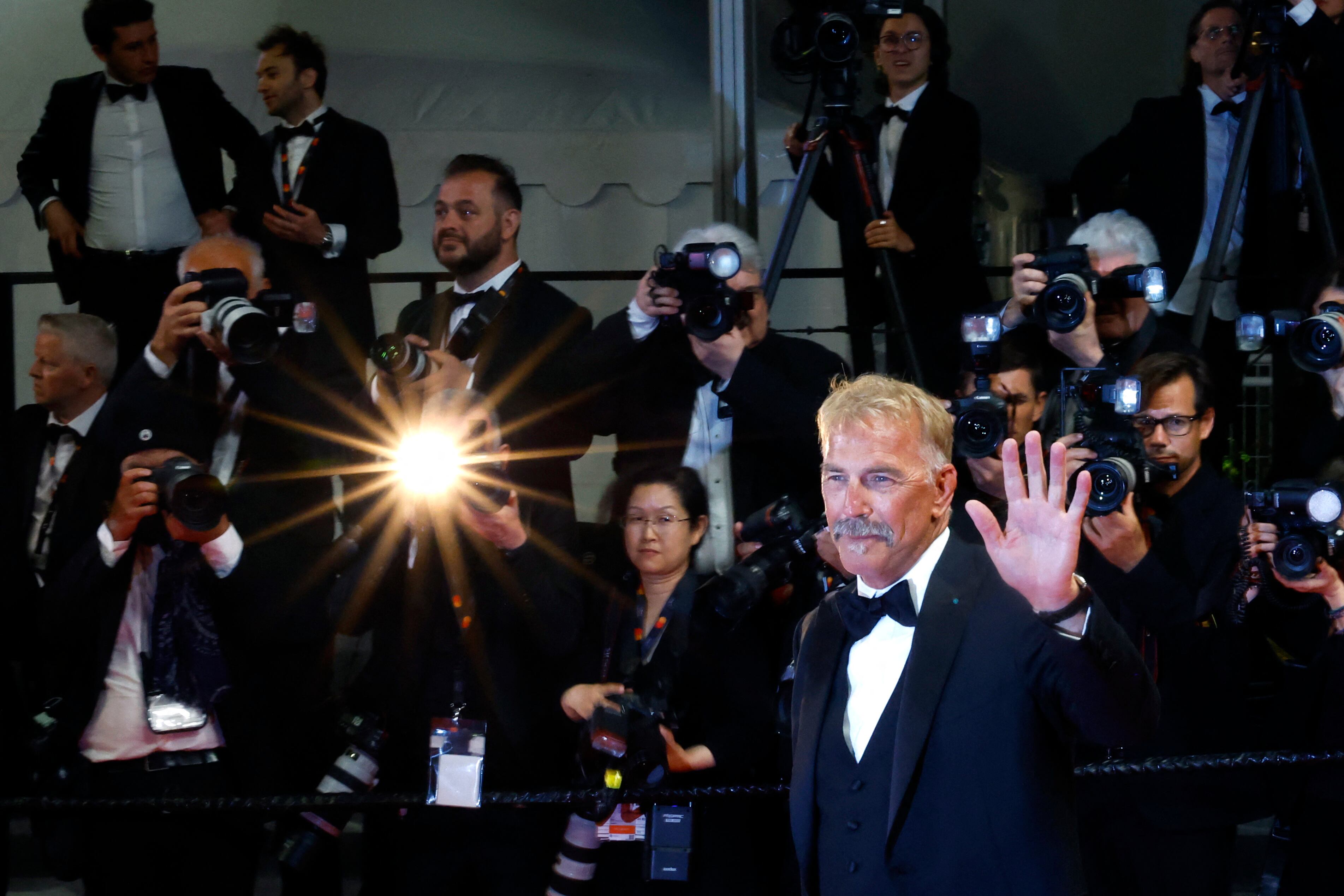 El actor y director Kevin Costner posa a su llegada a la alfombra roja de Cannes para la presentación de la película 'Horizon: An American Saga', el 19 de mayo. 