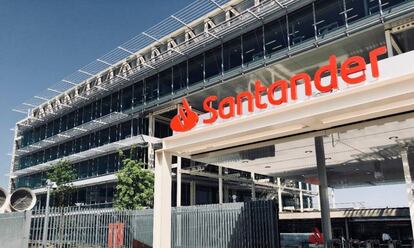 Imagen de archivo de una sede de Banco Santander.