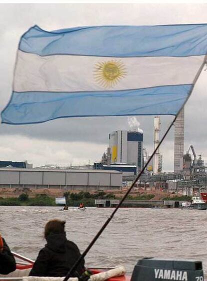 Argentinos protestan en el río Uruguay frente a la papelera.